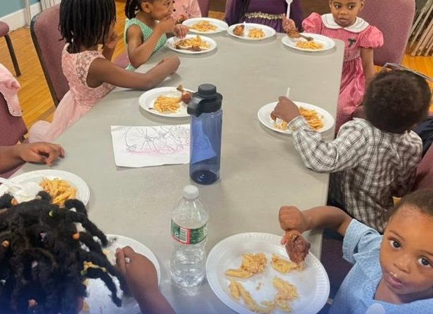 Assiettes et feuille de coloriage sur la table des enfants